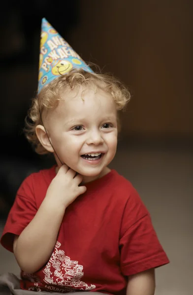 Carino felice giovane ragazzo in un cappello partito — Foto Stock