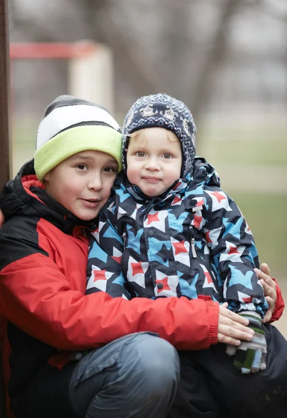 Two adorable young brothers outdoors in winter — Stock Photo, Image