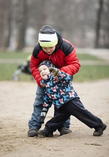 Zwei junge Brüder spielen im Winter im Freien — Stockfoto