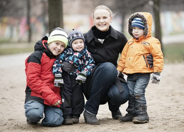 Szczęśliwą matką z jej trzech młodych dzieci — Zdjęcie stockowe