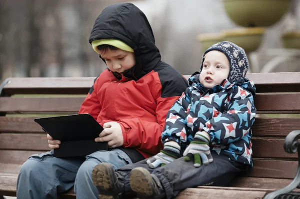 Kardeşler ile tablet bilgisayar — Stok fotoğraf