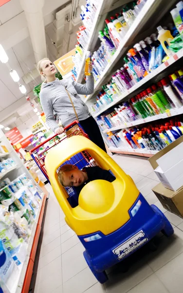 Mother and son shopping in a supermarket — Stock Photo, Image