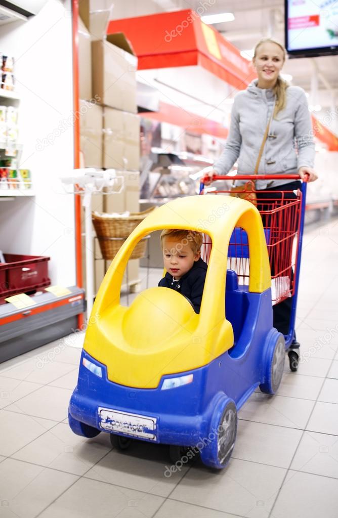 Shopping au supermarché adapté aux enfants image libre de droit par danr13  © #40519369