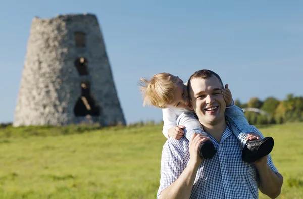 Feliz joven padre e hijo jugando juntos — Foto de Stock