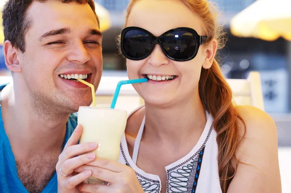 Romantisches Paar teilt sich einen Cocktail — Stockfoto