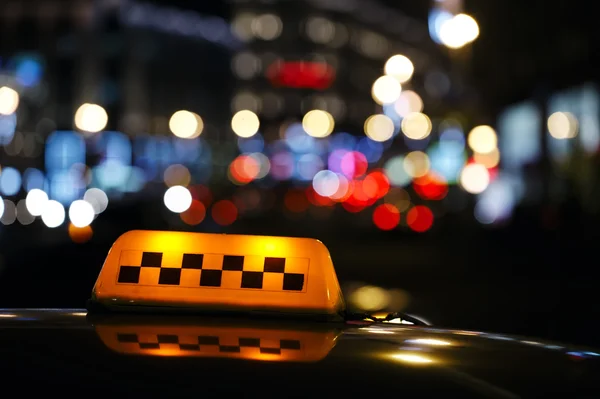 Sinal de táxi iluminado em uma rua da cidade — Fotografia de Stock