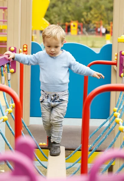 Carino bambino che gioca in un parco giochi — Foto Stock