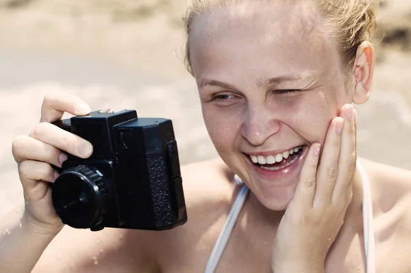 Mulher rindo como ela vê uma foto — Fotografia de Stock