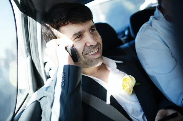 Joyeux marié dans la voiture de mariée — Photo