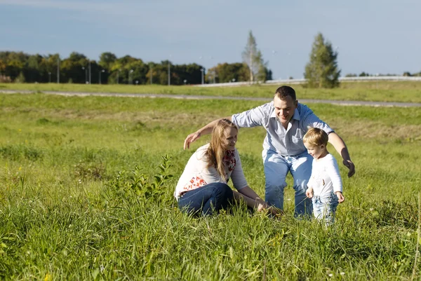 Padre protector jugando con su esposa e hijo —  Fotos de Stock