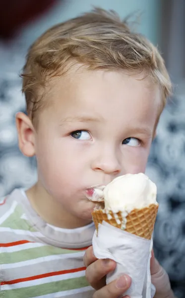 Mignon petit garçon manger une glace cône — Photo