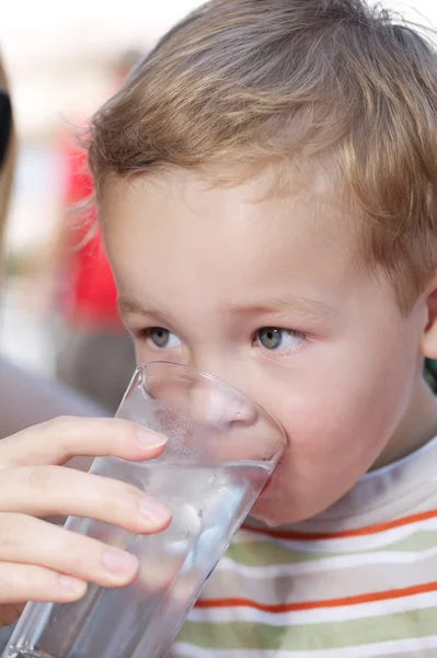 Kleiner Junge trinkt ein Glas frisches Wasser — Stockfoto