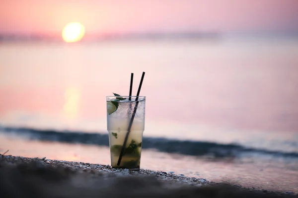 Mojito cocktail at the seashore — Stock Photo, Image