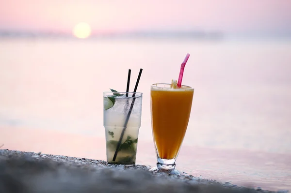 Cocktails bei Sonnenuntergang — Stockfoto