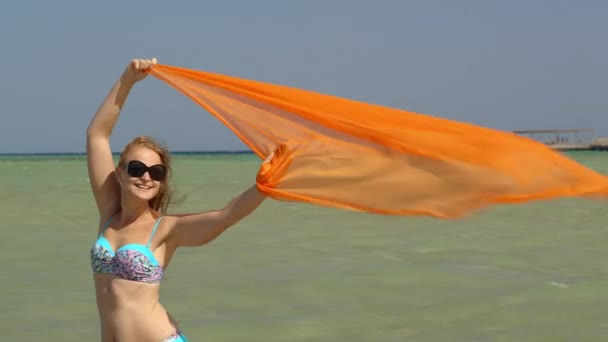 在海滩上披肩的年轻女子 — 图库视频影像