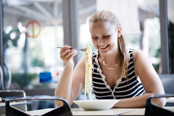 Jeune femme manger des spaghettis — Photo