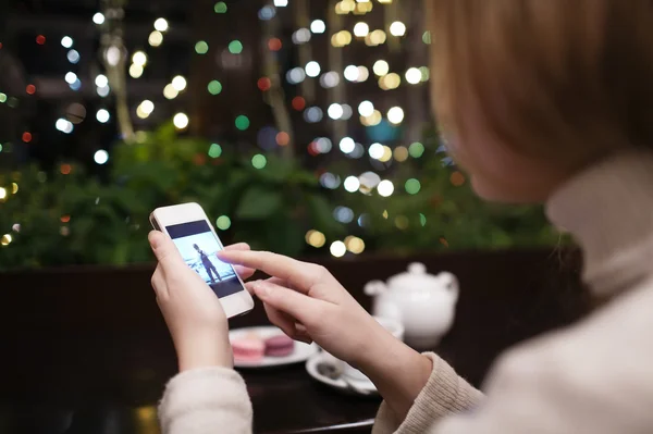 Donna in caffè con telefono — Foto Stock