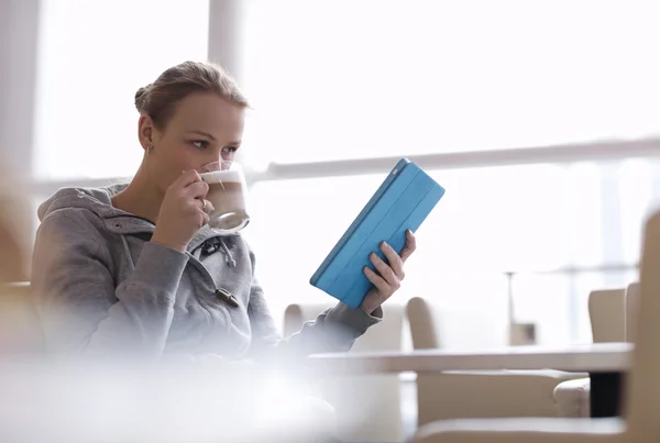 Vrouw in café met behulp van haar touchpad — Stockfoto