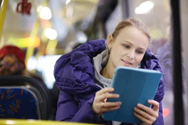 Kvinna med touchpad i bussen — Stockfoto