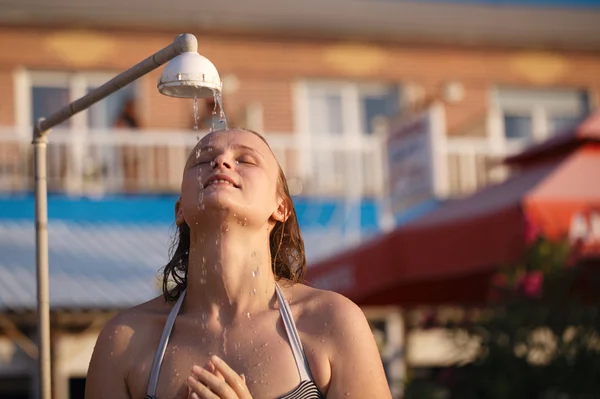 Femme rinçant à la plage sous une douche — Photo