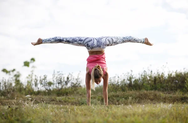 Chica entrenamiento al aire libre —  Fotos de Stock