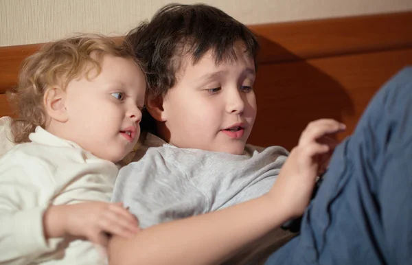 Two young children playing with a tablet — Stock Photo, Image