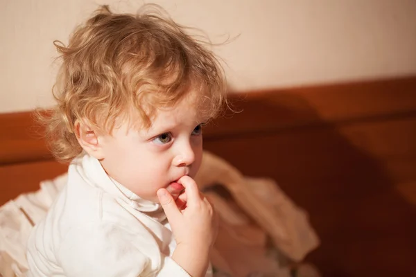 Adorable petit enfant réfléchi — Photo