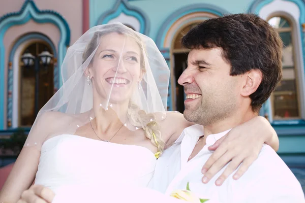 Glad skrattande bruden och brudgummen — Stockfoto