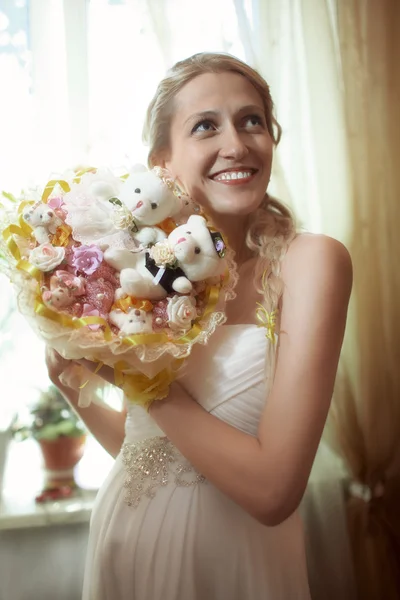 Hermosa novia joven con un ramo de bodas — Foto de Stock