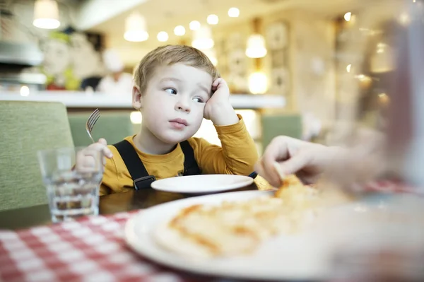 レストランでの退屈の小さな男の子 — ストック写真