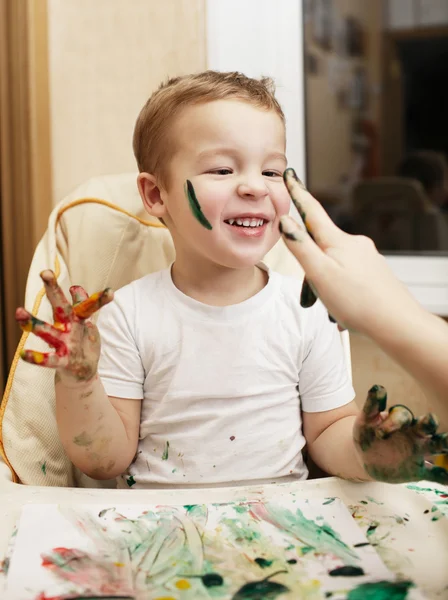 Niño feliz pintando con los dedos —  Fotos de Stock