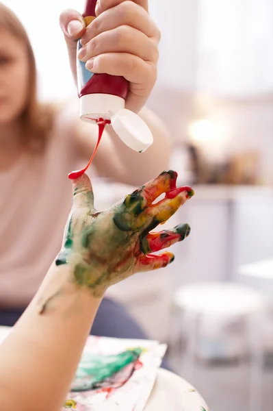 Jeune enfant jouant avec les peintures aux doigts — Photo