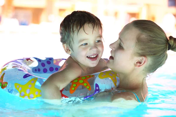 Matka a její syn do venkovního bazénu — Stock fotografie