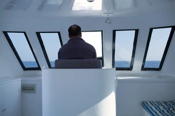 Man navigating a boat — Stock Photo, Image