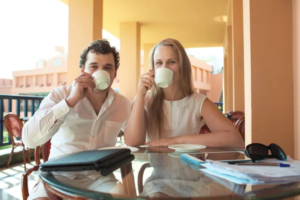 Jovem casal bebendo café em uma varanda — Fotografia de Stock