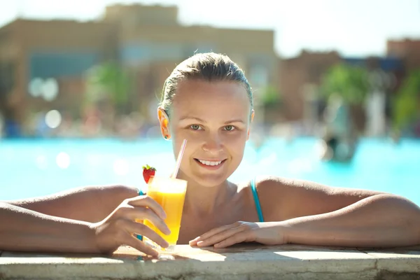 Belle jeune femme buvant un cocktail — Photo