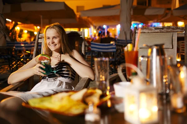 Leende kvinna dricka i en cafeteria — Stockfoto