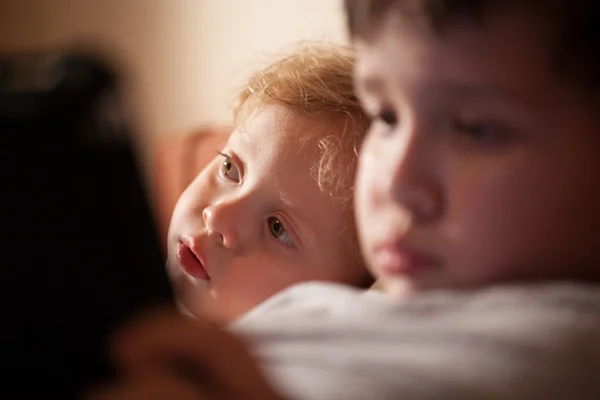 Lindo niño joven relajándose con su hermano — Foto de Stock