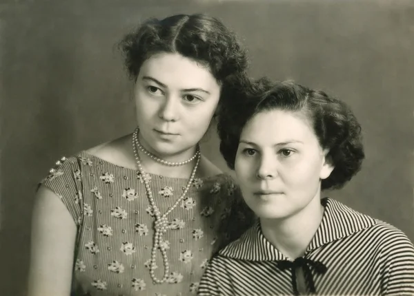 Vintage portrait of two attractive women — Stock Photo, Image