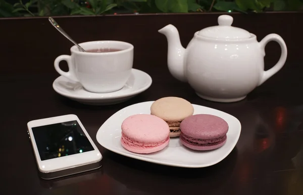 Te och mandelbiskvier med en tablet PC — Stockfoto