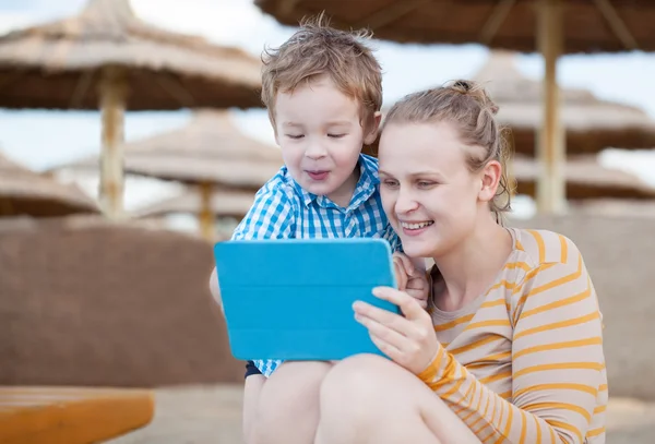 Feliz madre e hijo en un resort de playa — Foto de Stock