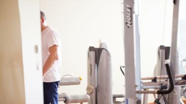 spor salonunda yürüyen adam