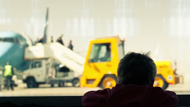 Маленький хлопчик в аеропорту — стокове відео