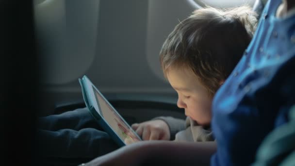 Niño viajando en un avión — Vídeos de Stock