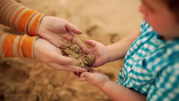 Zand overdracht — Stockvideo