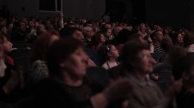 Toplantı salonunda alkış