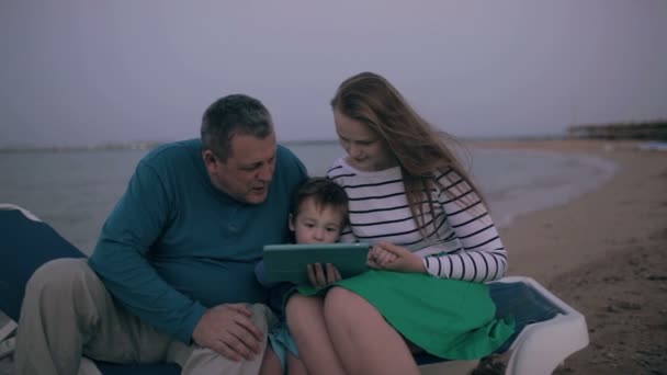 Família de três na praia — Vídeo de Stock