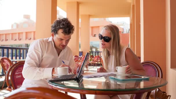 Business meeting in a cafe — Stock Video