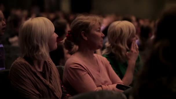 Visualizações femininas assistindo show — Vídeo de Stock