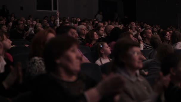 Аплодували в актовій залі — стокове відео